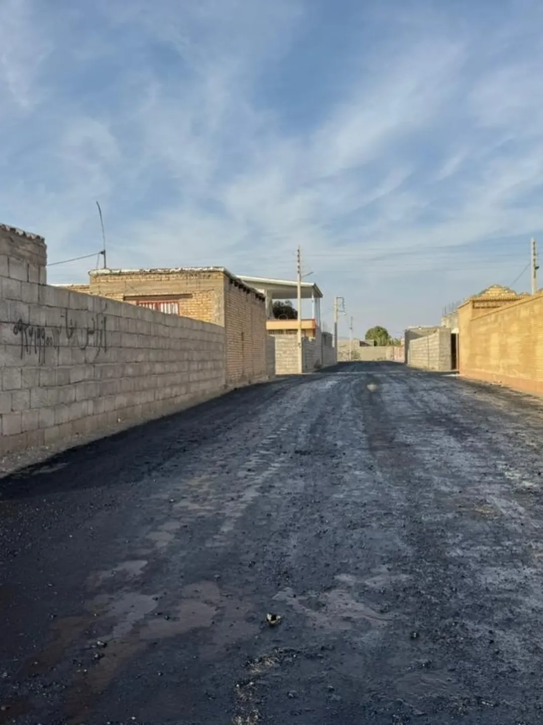 آغاز عملیات اجرای قیر پاشی جهت اجرای آسفالت شهرک امام حسین (ع)