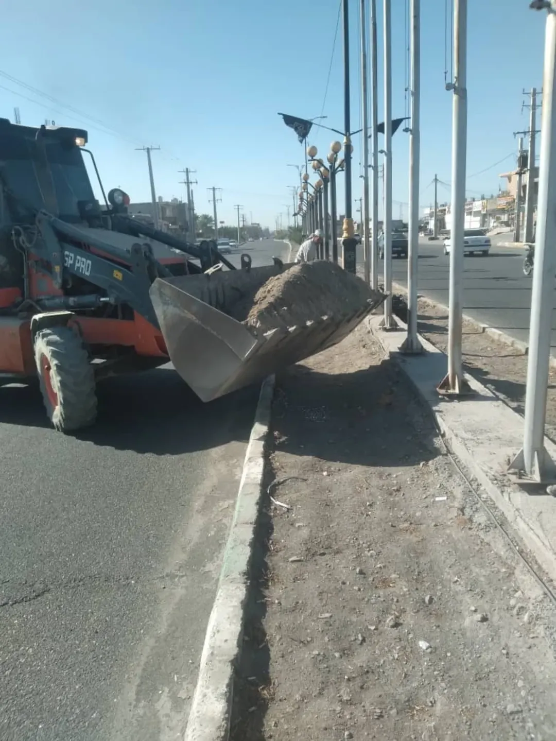 آماده‌سازی بلوار خلیج فارس جهت کاشت گل‌های فصلی