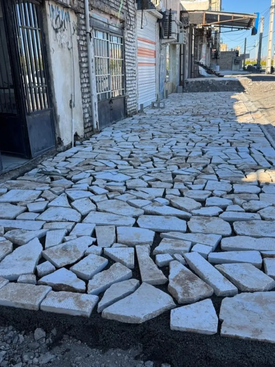 آغاز عملیات اجرای سنگفرش پیاده رو توسط شهرداری هشت بندی